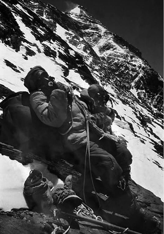 1960年珠穆朗玛峰上的无声较量，赢了印度，却饱受质疑 - 11