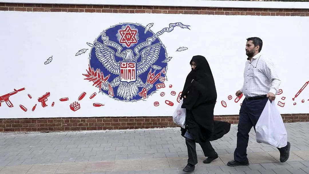 伊朗反美壁画再上新，美国国旗被狠狠踩在地上 | 图说 - 5