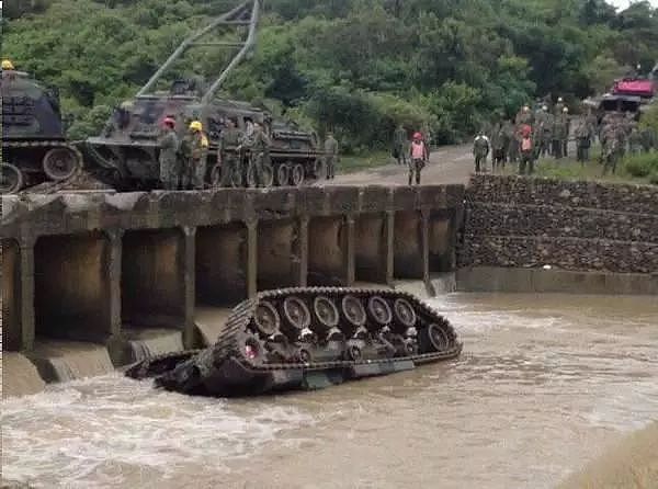 美军步战车坠入水中，3人淹死3人伤，坦克装甲车浮渡有多难？ - 5