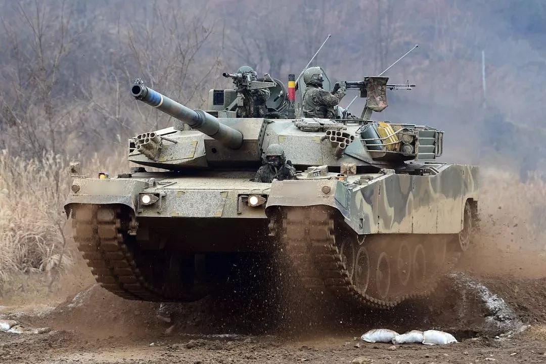 韩国展示超级坦克，号称1辆能打7辆99式，却连水泥墩也翻不过｜军情晚报 - 1