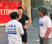 “我是穆斯林，有啥事问我”：澳伊斯兰教信徒聚集街头谴责恐怖主义 路人与他们鼓掌、拥抱、握手