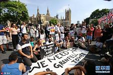 英国伦敦大火引民愤 民众参加“愤怒日”游行讨说法（组图）