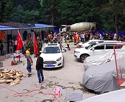 中国力量！九寨沟地震：救援官兵站成一排用身体掩护游客撤离（图）