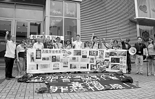 香港理工大学撕“港独”标语 遭学生组织冲击大楼（图）