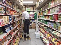 绝密视频曝光！澳洲华人超市改标签被偷拍！“过期给老板吃？那你把老板毒死了！”（视频）