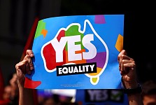 多数票通过！澳洲同性婚姻今天正式合法化！最早1月8日可注册结婚！这是澳洲历史性一刻！现场人们相拥欢呼到炸裂！