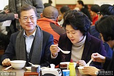 韩国总统文在寅夫妇在北京吃完中式早餐后想手机支付，结果…(组图)
