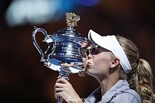 生涯首夺大满贯！沃兹苦战三盘胜哈勒普 成功拿到澳网女单冠军 