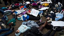 刚刚！一群学生躺在了白宫门口（图）