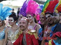 现场直播！同性恋大游行40周年嗨翻悉尼，50万人涌上街头围观型男美女，华人方阵闪亮登场！（视频 / 组图）