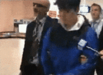 涉绑架男童，华男被押回昆州！低头戴手铐机场现身，拒绝回答记者问题！（视频/组图）