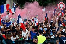 法国夺冠彻底炸开巴黎！球迷上街裸奔，挥舞国旗狂欢（视频/组图）