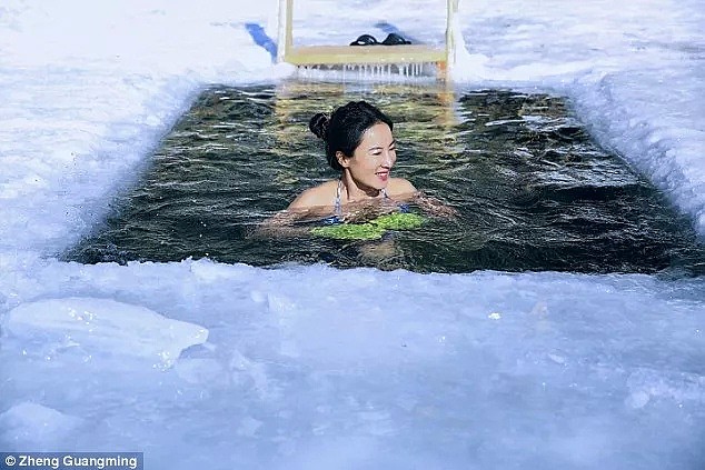 外媒惊呆！50岁中国辣妈零下40℃拍比基尼照，惊艳全世界（组图） - 17