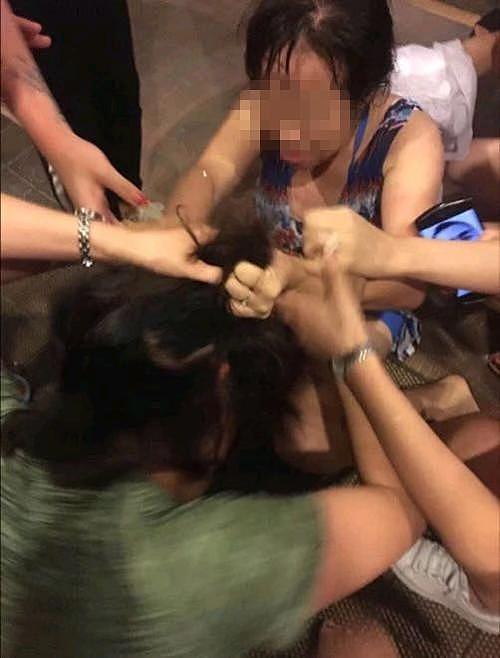 这张泳池女更衣室的冲突照片在德阳当地广泛流传。