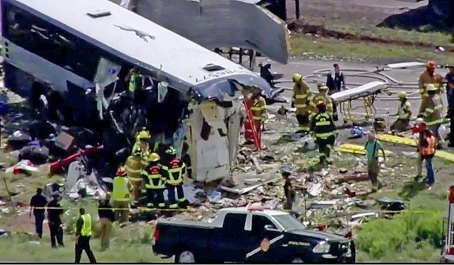 惨烈！8死40人重伤 致命车祸 拖车与巴士迎头相撞 前半车身被撞毁...（组图） - 2