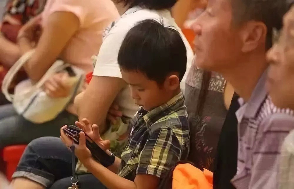 当家长还在纵容中国孩子玩手机时，法国悄悄地做了一个举措！（组图） - 2