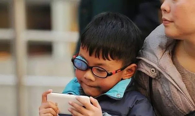 当家长还在纵容中国孩子玩手机时，法国悄悄地做了一个举措！（组图） - 9