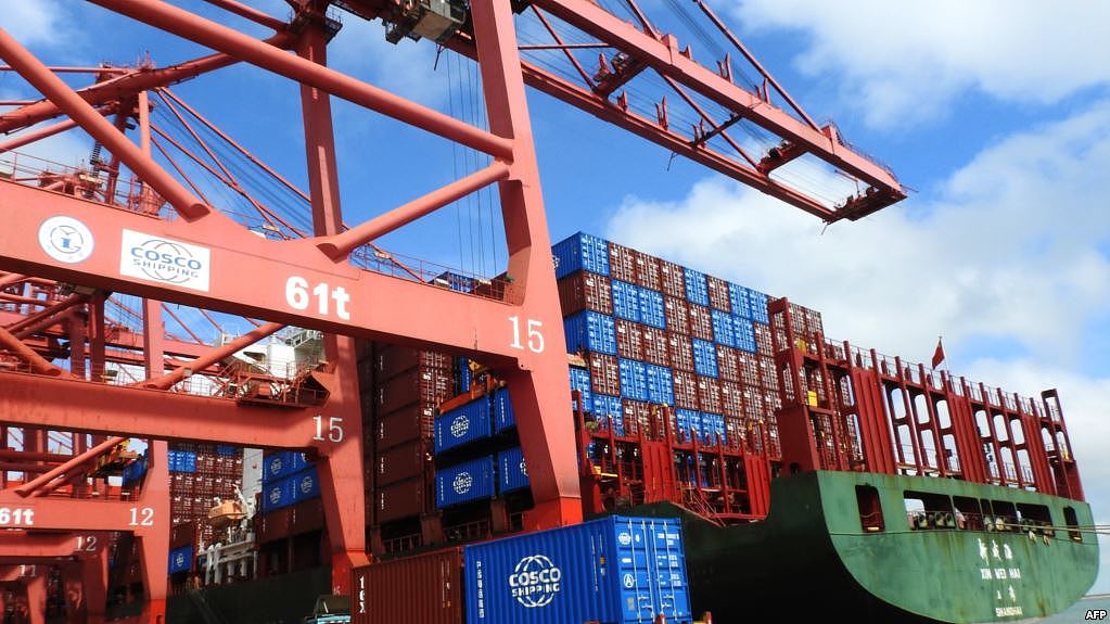 2018年7月13日，中国江苏省东部连云港的一个港口，起重机，卡车和集装箱。