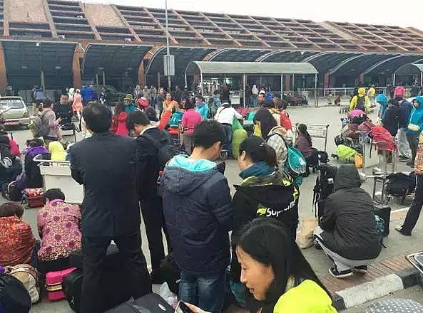 恐怖灾难！750名中国人被困！机场即将被淹！绝望之际，中国大使馆展开紧急大营救！场面撼动人心！（视频/组图） - 45