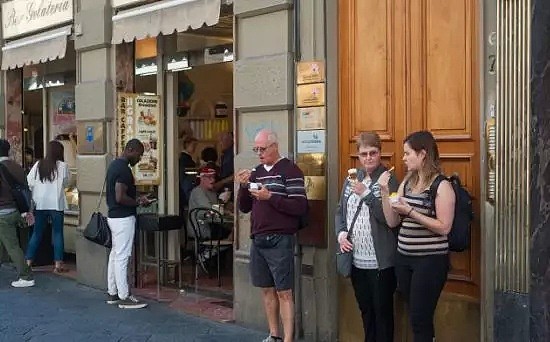 在佛罗伦萨街头吃东西要被罚款500欧！傲娇的意大利又憋出新招来折磨游客了（组图） - 9