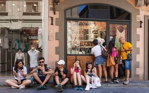 在佛罗伦萨街头吃东西要被罚款500欧！傲娇的意大利又憋出新招来折磨游客了（组图） - 10