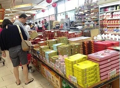 华人被批没教养！在超市内水果随便吃，累了随便坐，引众人侧目（组图） - 2