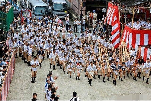 日本有个光屁股节，男男女女都不穿裤子，光着屁股满大街上跑（组图） - 1