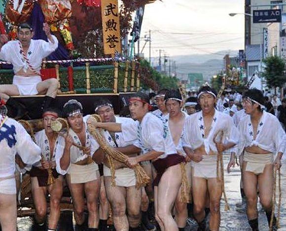 日本有个光屁股节，男男女女都不穿裤子，光着屁股满大街上跑（组图） - 6