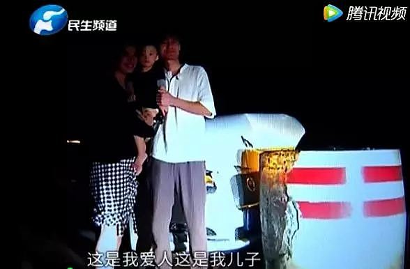 一家人深夜突遭车祸，现场竟拍了这张全家福…刷爆朋友圈！（组图） - 5