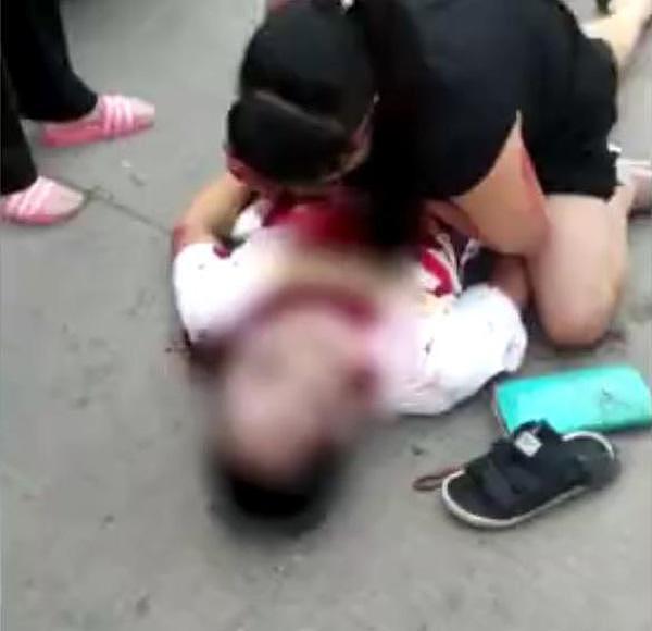 女子菜市场进货遭抢包23岁儿子护母挡刀被刺死