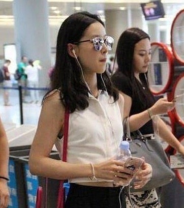 刘强东老婆奶茶妹妹现身机场 露脐装抢镜（组图） - 3