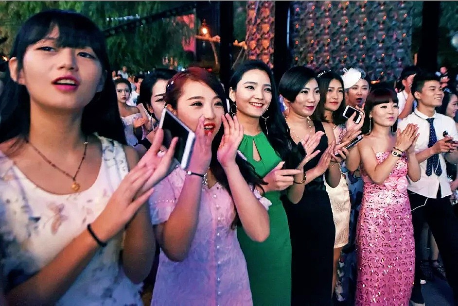 一批中国女性正在排队被15万“黑医生”毁脸！她们眼睛闭不上甚至失明，像烤鸭在炉子里一样的吸脂（组图） - 1