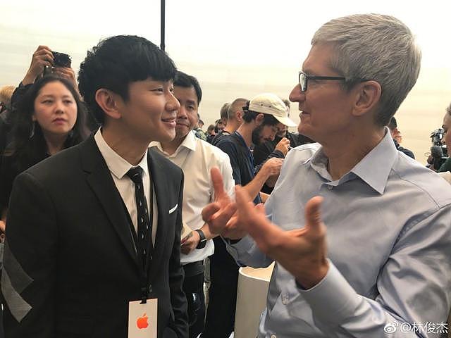王力宏喜提苹果发布会，和库克还有这种关系，网友：王思聪输了