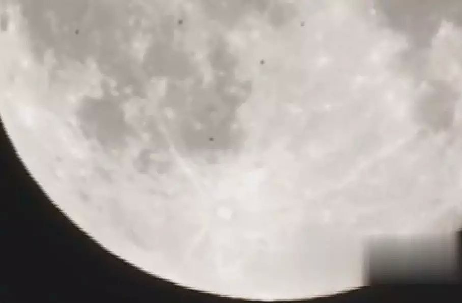 男子观察月球 没想到却拍到大量不明飞行物画面（图） - 2