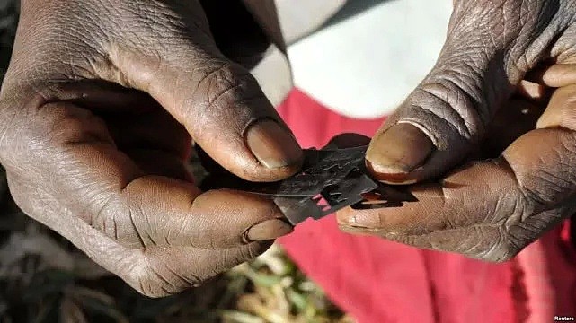 可怕！索马里两姐妹被强行割礼 持续流血24小时后死亡（组图） - 4