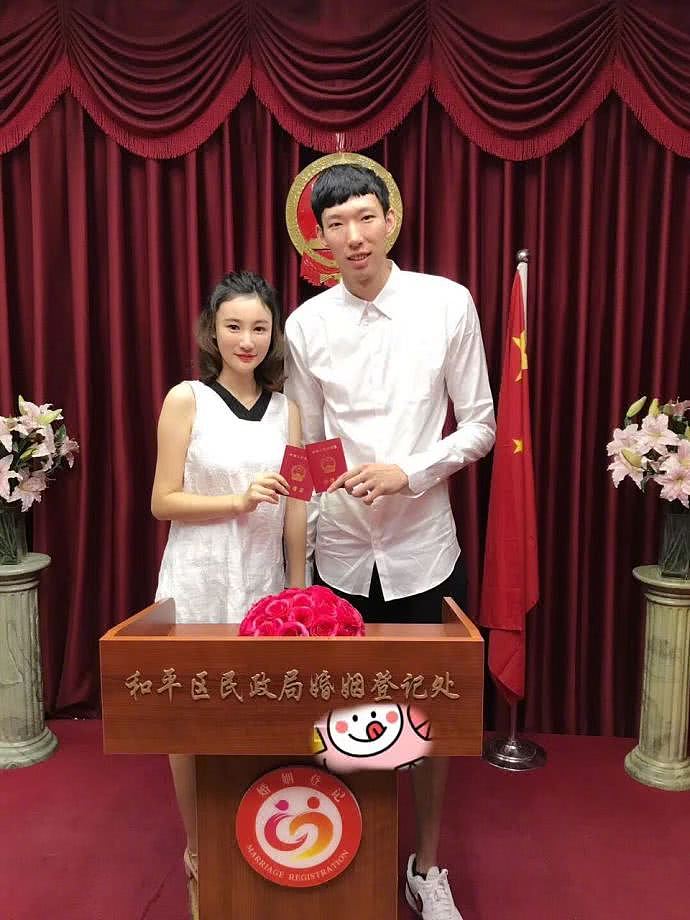 周琦与空姐女友领证结婚，结束6年爱情长跑满脸幸福（图） - 1