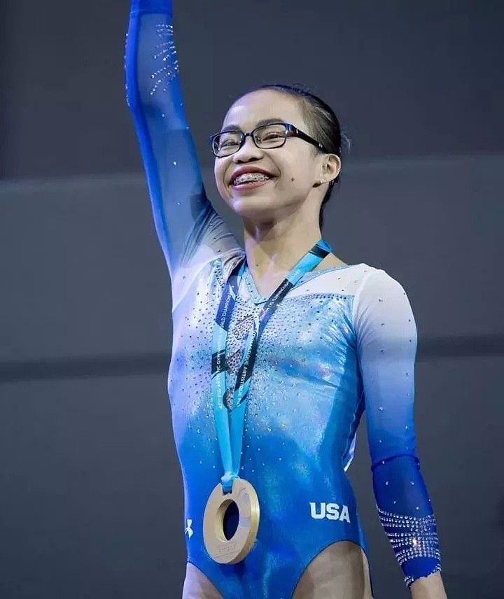 她是中国弃婴,却为美国拿下冠军,1米4身高逆袭体操一姐,背后真相让人泪目......（组图） - 15
