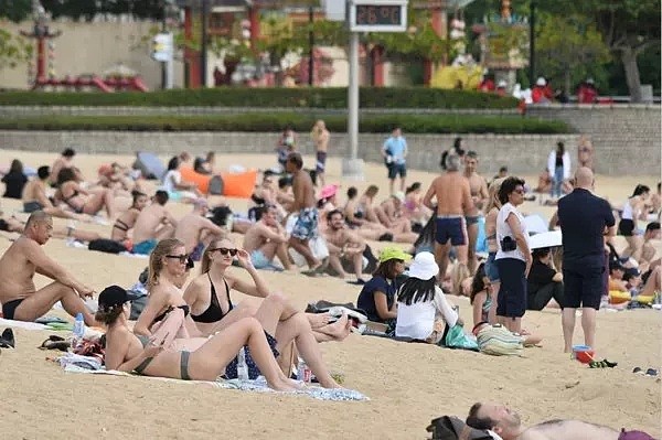 没眼看！澳洲著名海滩上，一名男子居然当众脱下裤子，面朝大海，自由飞“翔”...（视频/组图） - 6