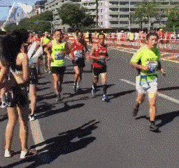 视频曝光！北京马拉松选手袭胸拉拉队美女？当事人：是击掌啊！（组图） - 1