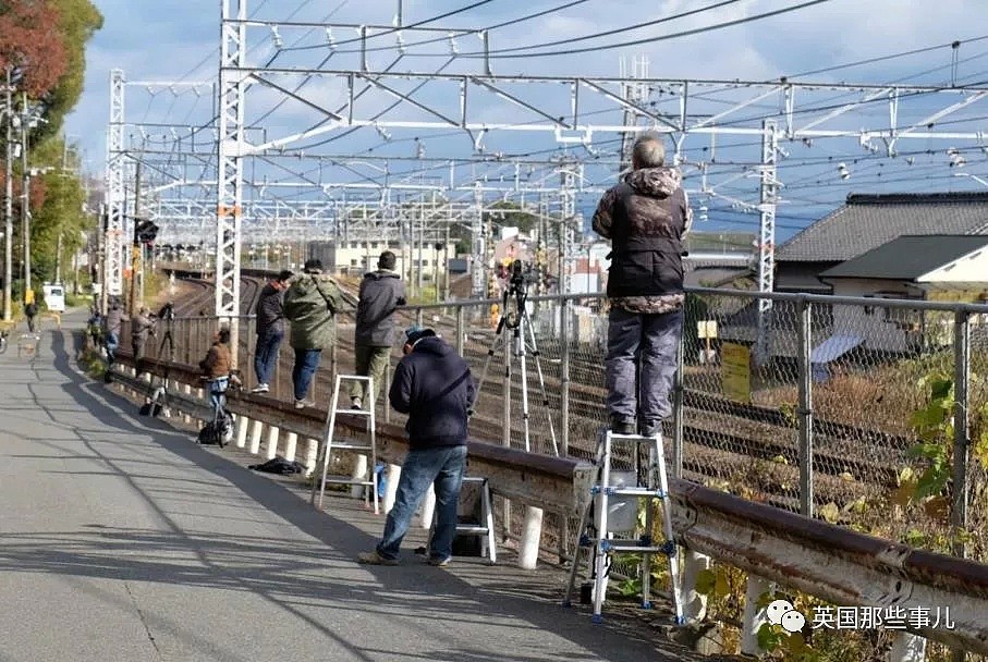 拍火车变成搞破坏…日本这群火车摄影迷，简直要把路人气炸！（组图） - 1
