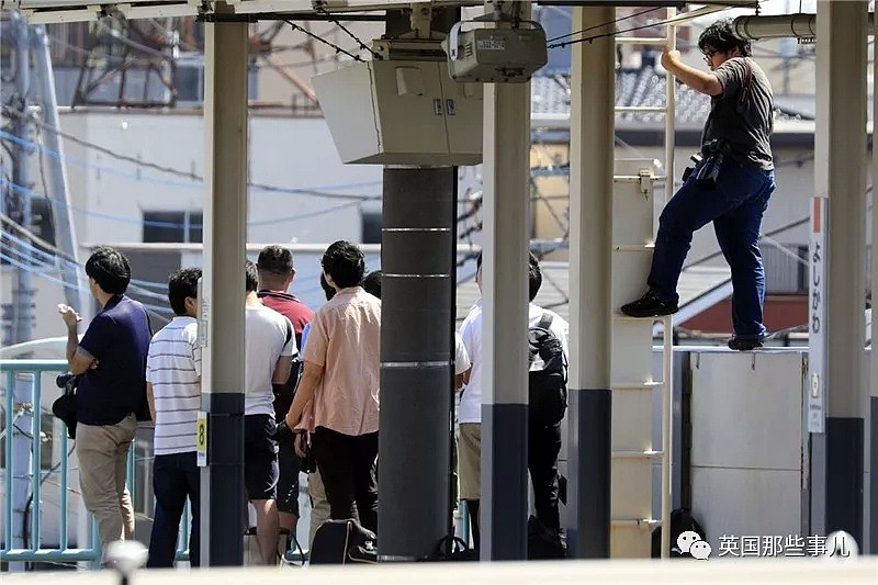 拍火车变成搞破坏…日本这群火车摄影迷，简直要把路人气炸！（组图） - 4