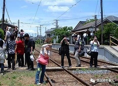 拍火车变成搞破坏…日本这群火车摄影迷，简直要把路人气炸！（组图） - 29