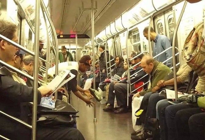 地铁车厢内这个位置最害人！纽约华男跌倒头部重伤血流不止致死亡！（组图） - 2