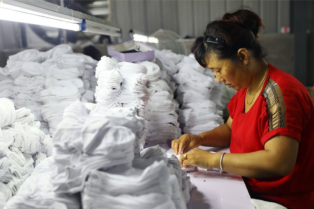 中国淮北一名工人正在制作用于出口的袜子。