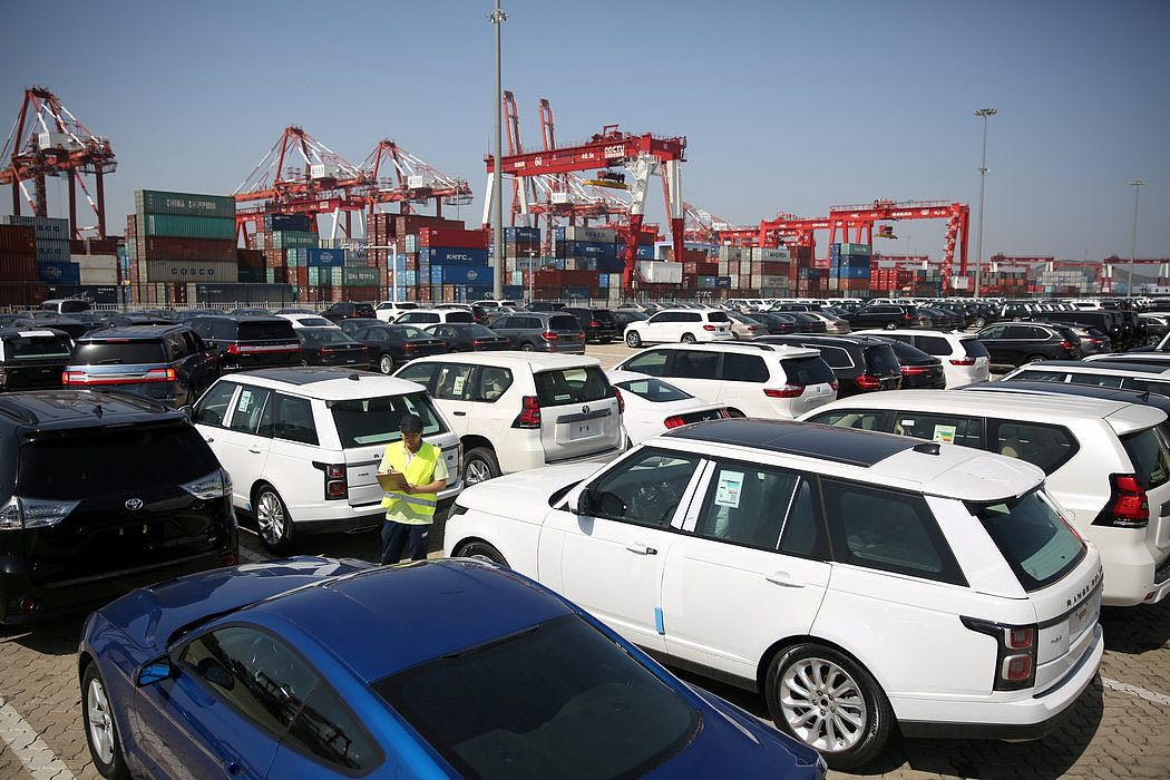 中国青岛港口的进口汽车。