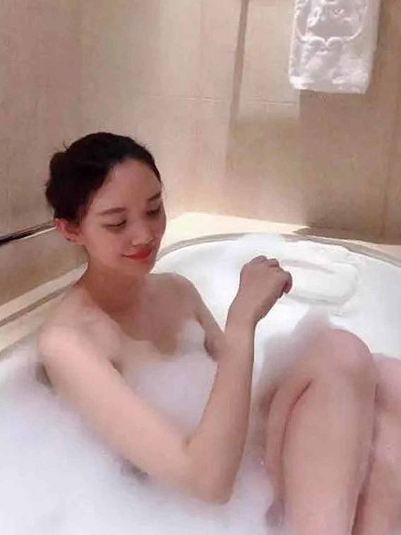 中国金融圈曝大尺度照 已婚女发全裸浴照色诱领导（组图） - 1