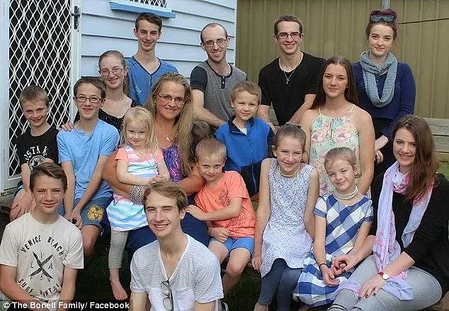 惊人！这对夫妻有16位子女，现在49岁了还要生，成全澳最大家庭！是啥让他们如此执着...（组图） - 1