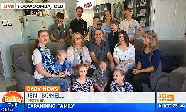 惊人！这对夫妻有16位子女，现在49岁了还要生，成全澳最大家庭！是啥让他们如此执着...（组图） - 3