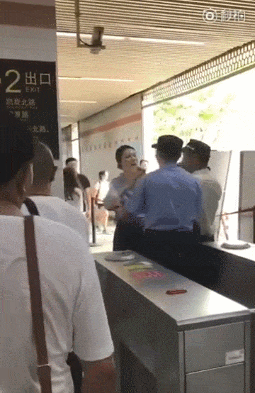 女子地铁拒绝安检插队被拒后 自行倒地…（组图/视频） - 1
