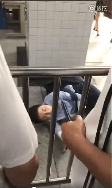 女子地铁拒绝安检插队被拒后 自行倒地…（组图/视频） - 2
